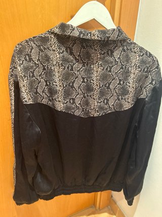 Chaqueta Zara TRF estampado serpiente