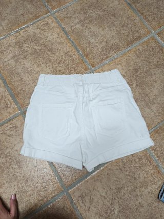 Falda vaquera botones y pantalones blancos bershka