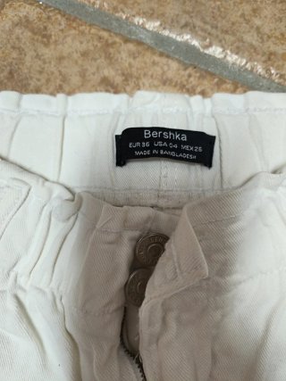 Falda vaquera botones y pantalones blancos bershka