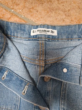 Falda vaquera botones y pantalones blancos bershka