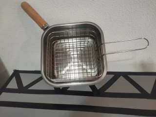 Freidora de metal con cesta y tapa