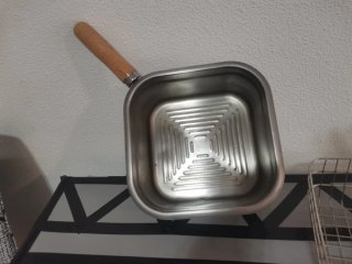 Freidora de metal con cesta y tapa