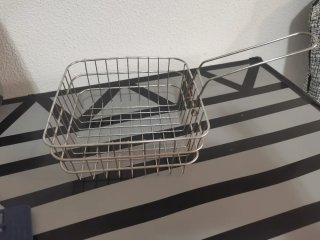 Freidora de metal con cesta y tapa