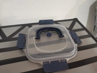 Freidora de metal con cesta y tapa