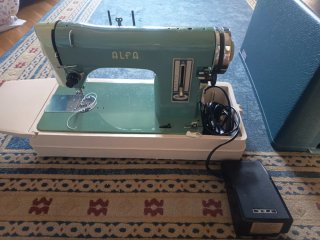 Máquina de coser Alfa verde