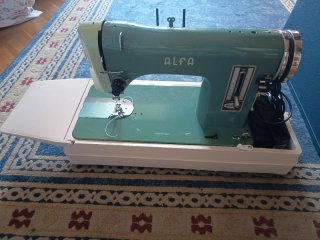 Máquina de coser Alfa verde