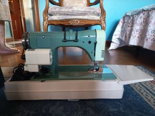 Máquina de coser Alfa verde