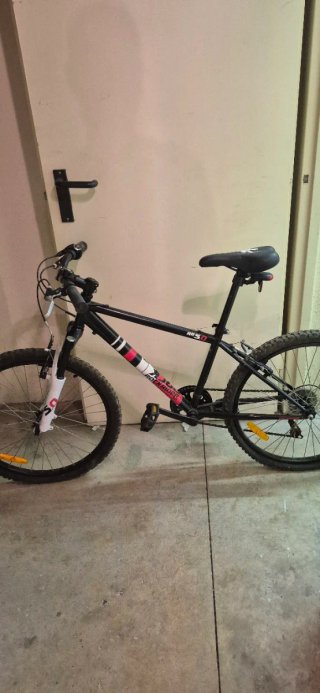 Bicicleta de montaña negra 24"