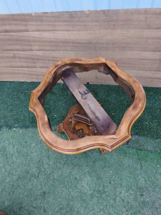 Estructura de mesa de madera tallada