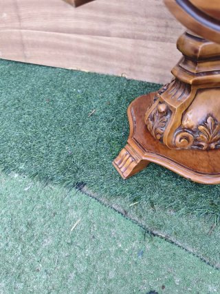 Estructura de mesa de madera tallada