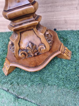 Estructura de mesa de madera tallada