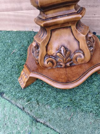 Estructura de mesa de madera tallada