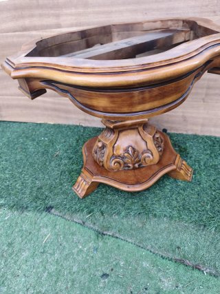 Estructura de mesa de madera tallada