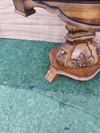 Estructura de mesa de madera tallada