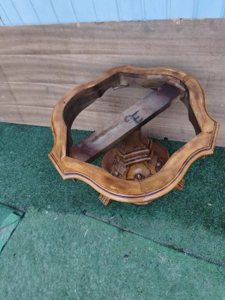 Estructura de mesa de madera tallada