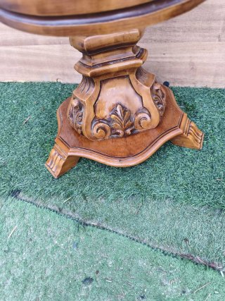 Estructura de mesa de madera tallada