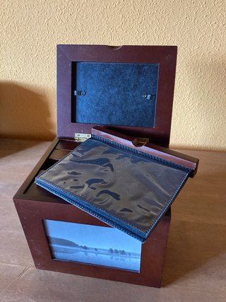 Caja de madera con marco para fotos