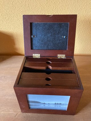 Caja de madera con marco para fotos