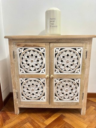 Mueble aparador de madera tallada