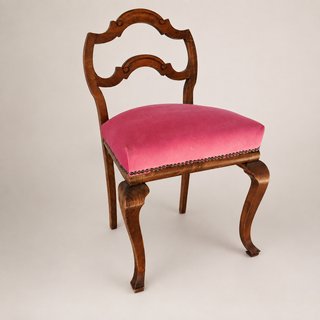 Silla vintage de madera con terciopelo rosa
