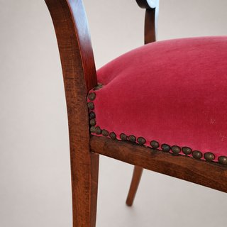 Silla vintage de madera con terciopelo rosa