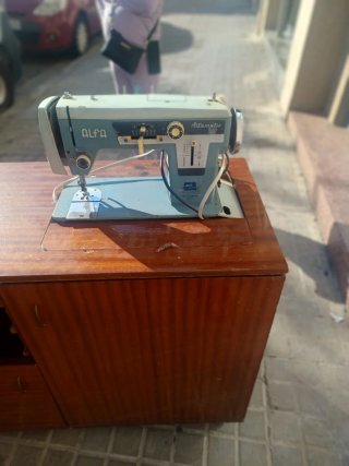 Máquina de coser Alfa Alfamatic 169 y un baúl