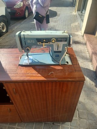 Máquina de coser Alfa Alfamatic 169 y un baúl