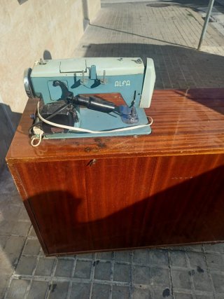 Máquina de coser Alfa Alfamatic 169 y un baúl