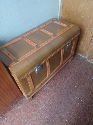 Máquina de coser Alfa Alfamatic 169 y un baúl