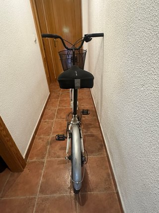 Bicicleta Plegable Blanca con Cesta