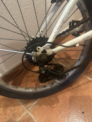 Bicicleta Plegable Blanca con Cesta