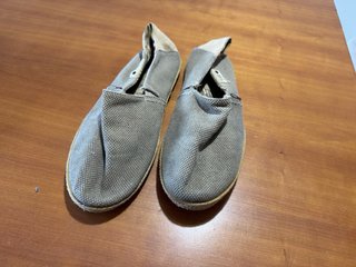 Alpargatas grises y beige