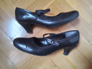 Zapato "María Jaén" negro, versátil, muy cómodo.
