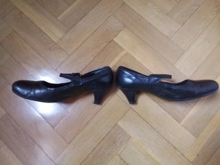 Zapato "María Jaén" negro, versátil, muy cómodo.