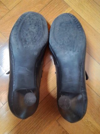 Zapato "María Jaén" negro, versátil, muy cómodo.