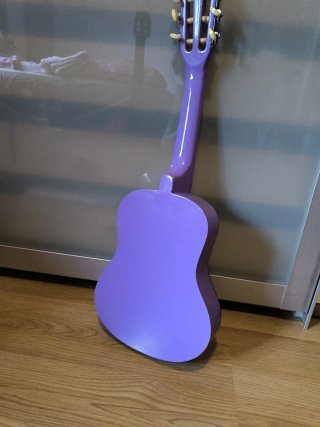 Guitarra infantil morada con dibujos