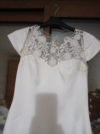 Vestido de novia de calidad y zapatos.
