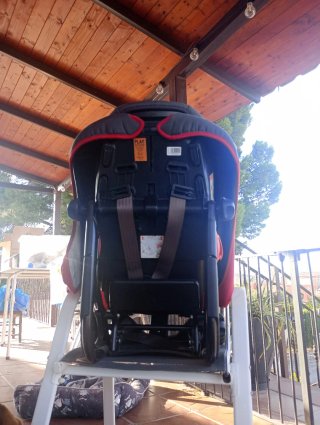 Silleta de coche roja y gris