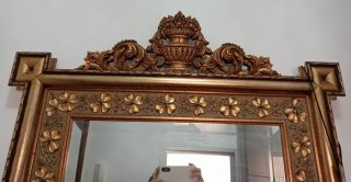Espejo dorado con marco tallado