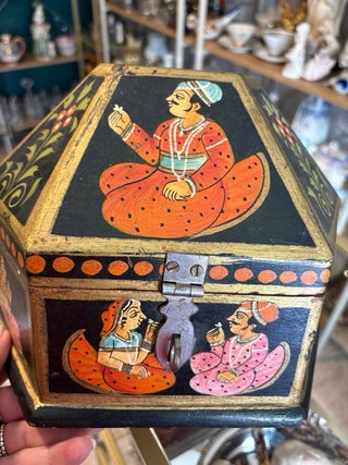 Caja de madera oriental pintada