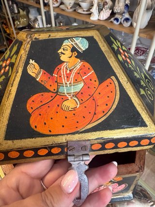Caja de madera oriental pintada