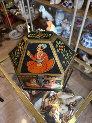 Caja de madera oriental pintada