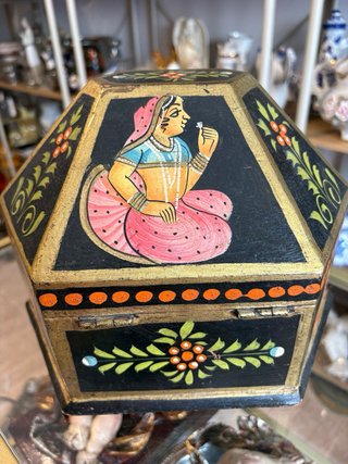 Caja de madera oriental pintada