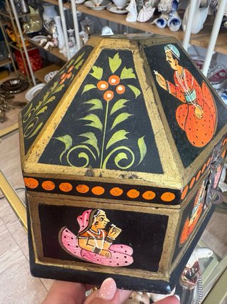 Caja de madera oriental pintada