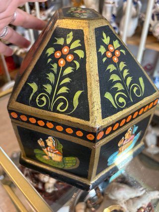 Caja de madera oriental pintada