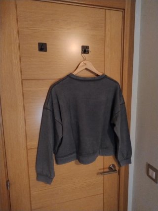 Sudadera gris con rayo rosa y animal print