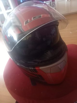 Casco de moto LS2 rojo y negro