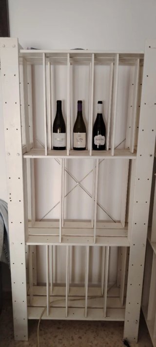 Estantería para vinos de madera blanca