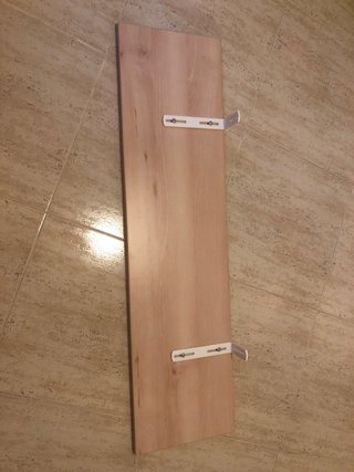 Estantería de madera color beige/marrón.
