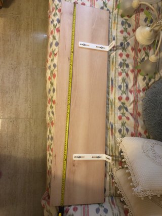 Estantería de madera color beige/marrón.